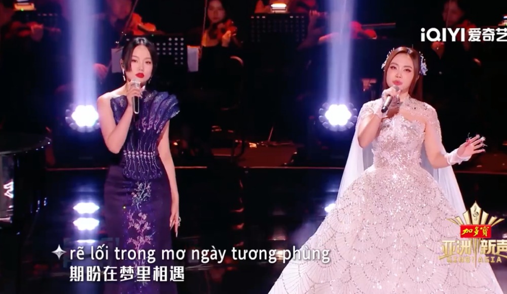 Phuong My Chi song ca “Lac troi” cung Hoang Linh. Anh: NSX Sing! Asia