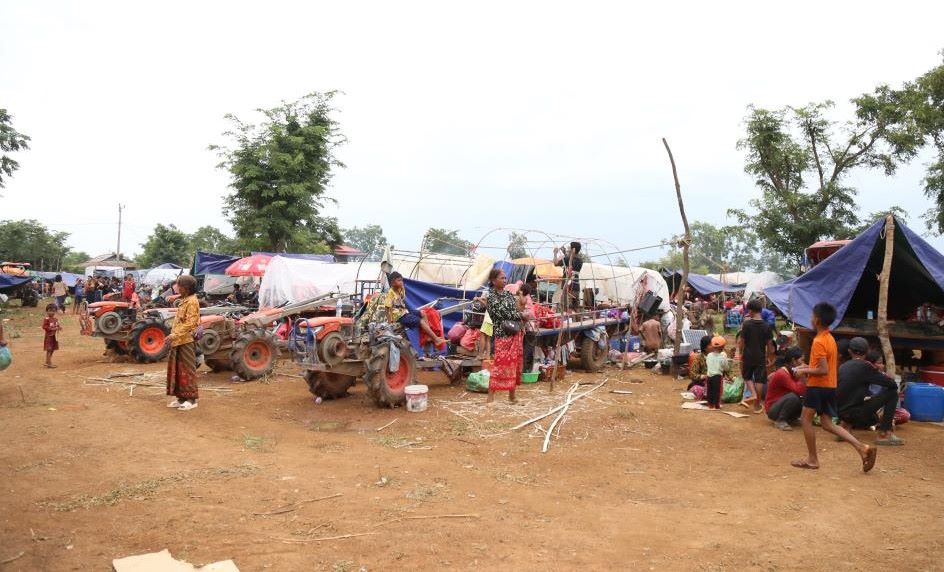 Nguoi dan Campuchia so tan den noi tru an o tinh Oddar Meanchey, Campuchia ngay 26.7.2025. Anh: Xinhua