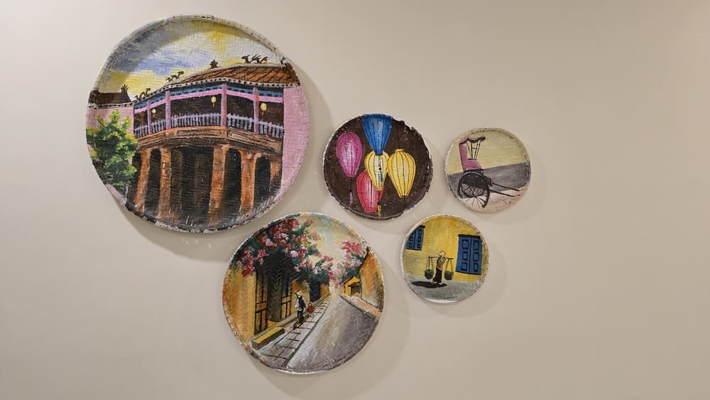 竹板に描かれた絵を飾ることは、家族の生活空間にユニークさをもたらします。写真:トゥアン・ダット