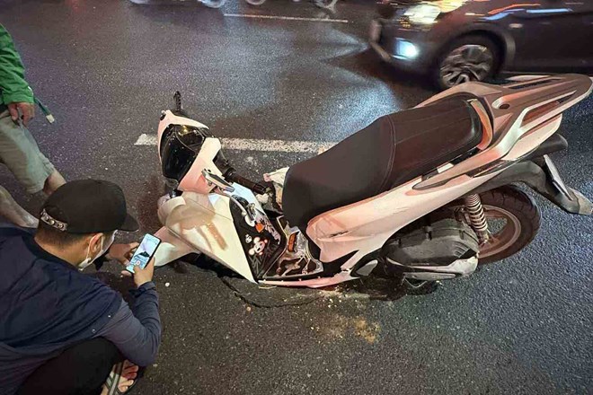 Nguyên nhân ban đầu vụ sụt lún suýt nuốt chửng xe máy SH ở Hà Nội