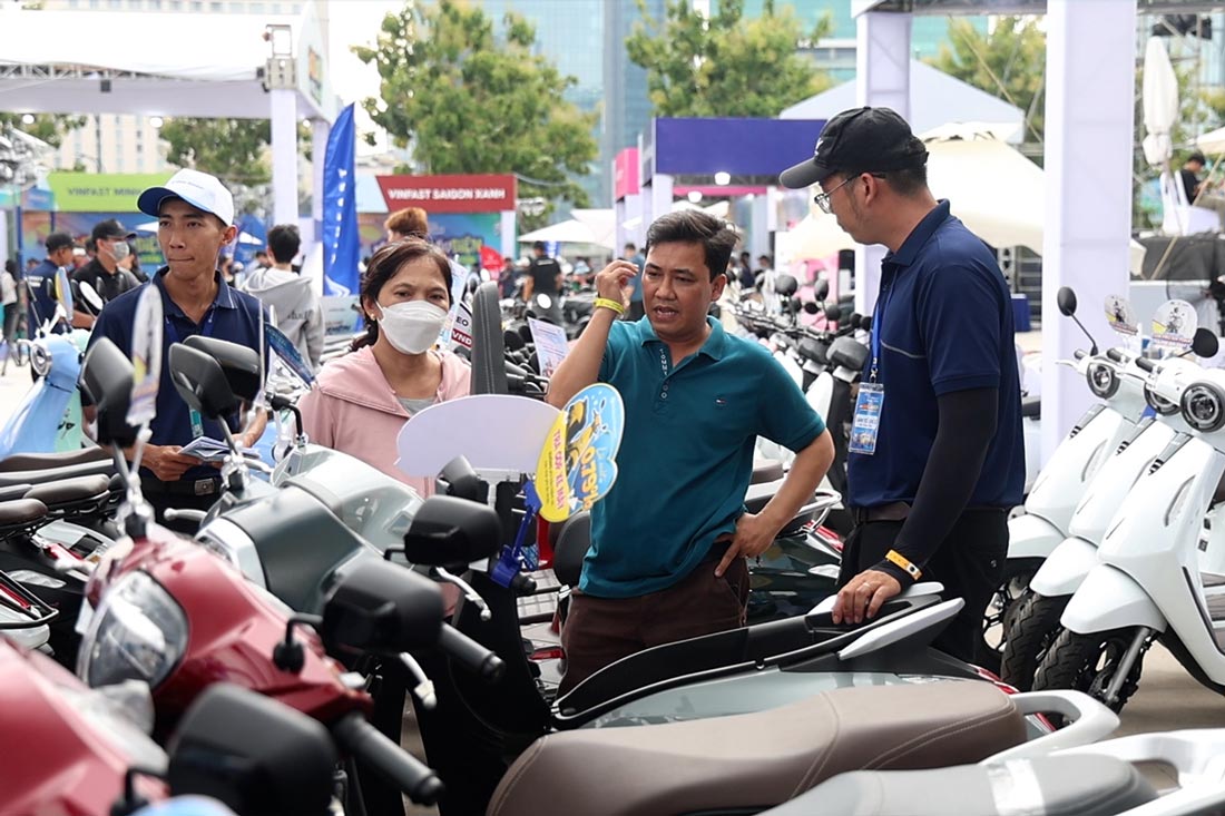 Ho Chi Minh City residents experience electric vehicles, receive support when changing to gasoline vehicles