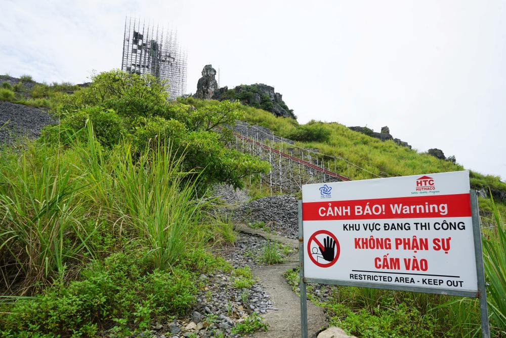 Cam bien canh bao tai khu vuc dang thi cong. Anh: Quach Du