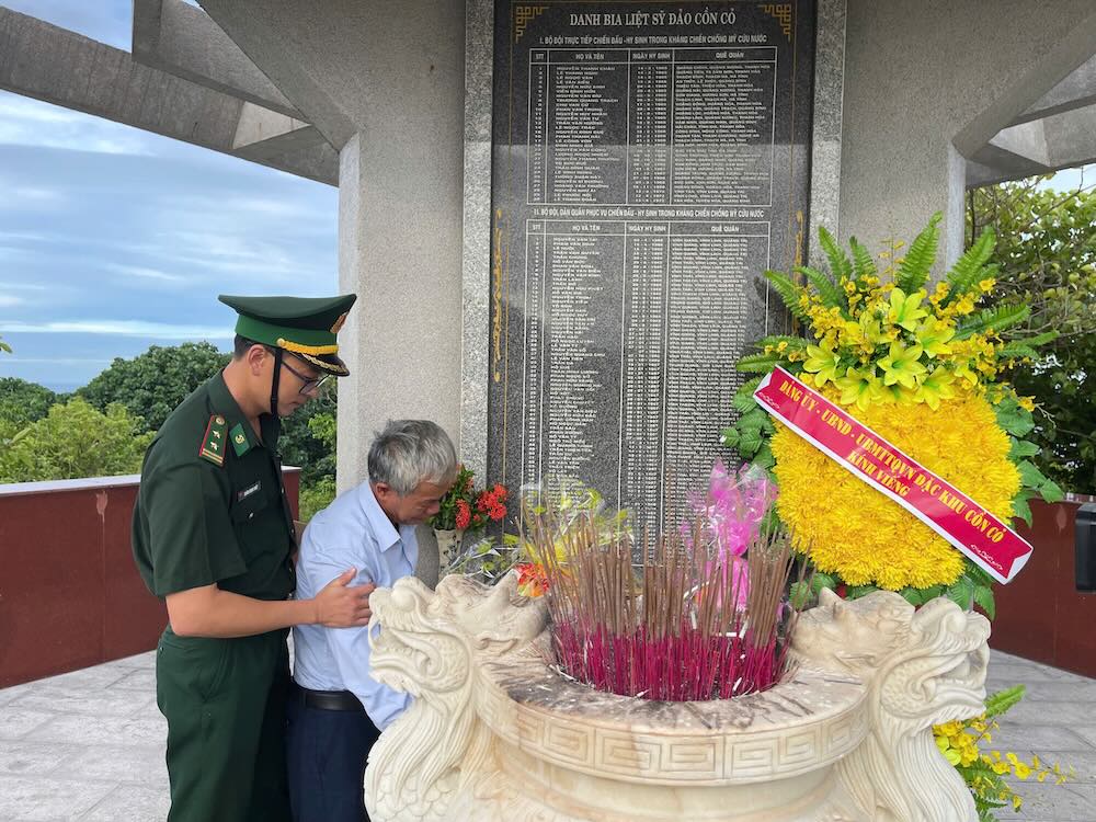 Mr. Tran Du Khoe burst into tears when he saw his father's name - Martyr Tran Mo at the Monument on Con Co Island, Quang Tri. Photo: Han Nguyen