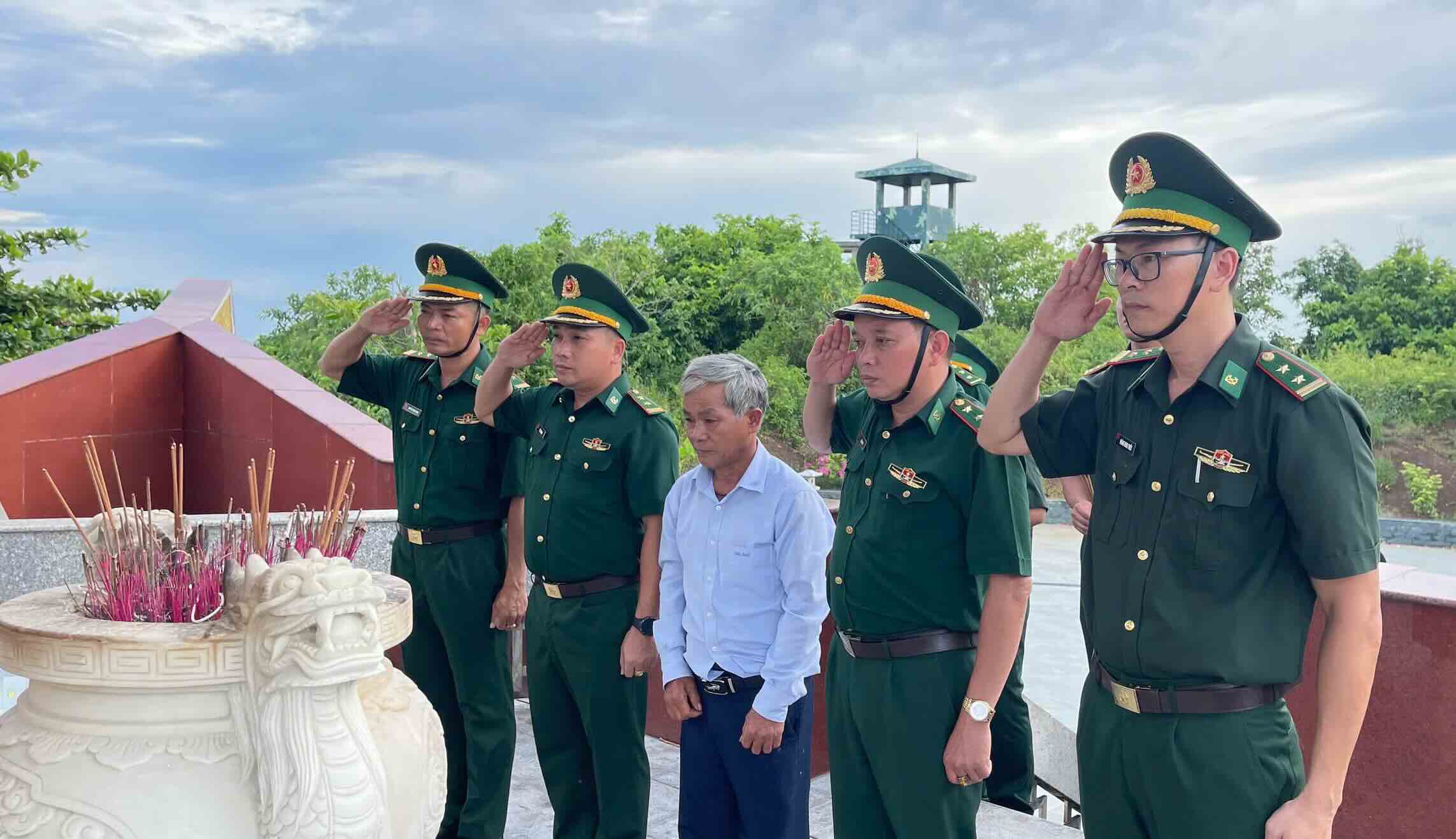 Nho su ho tro cua cac chien sy Don Bien phong Con Co, ong Khoe da co co hoi lan dau dung truoc tam bia khac ten cha sau nua the ky mon moi tim kiem. Anh: Han Nguyen