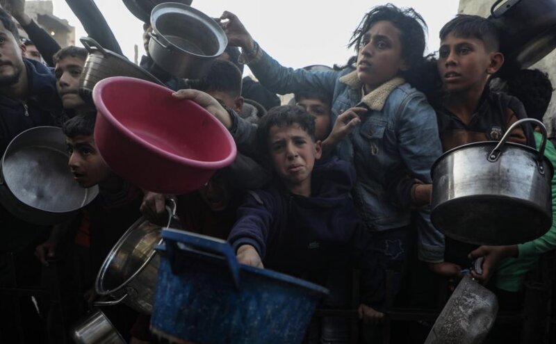 가자 지구 구호품 배포 지점의 팔레스타인 사람들. 사진: 신화통신