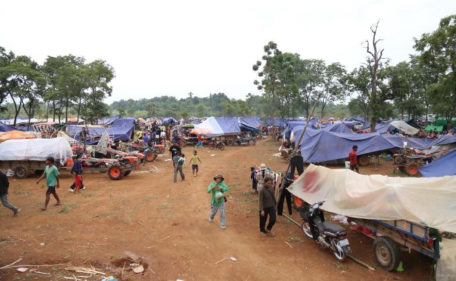 캄보디아 국민들이 태국 국경 분쟁에서 캄보디아 오다르 메안체이 지방의 피난처로 대피하고 있습니다. 2025년 7월 26일. 사진: 신화통신