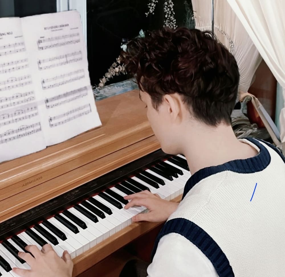 楽器演奏など、特定の科目を学ぶことは、男性が愛する人に点数を上げるのに役立ちます。写真:Khuong Duy