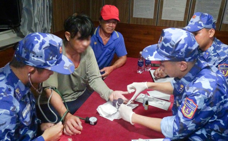 Officers and soldiers of CSB 4035, Coast Guard Region 4 Command cared for and provided medical support to fishermen in distress at sea. Photo: CSB4 Region Command