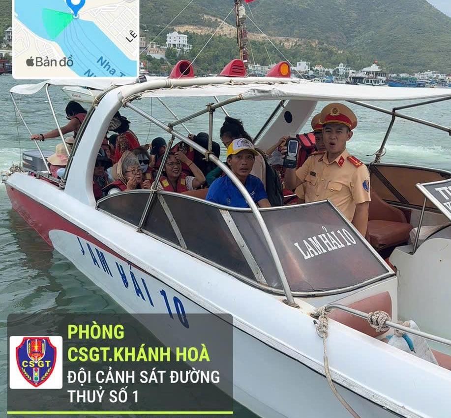 La policia de transito en la provincia de Khanh Hoa fue a inspeccionar las actividades de transporte de carreteras y agua. Foto: Policia de trafico en la provincia de Khanh Hoa
