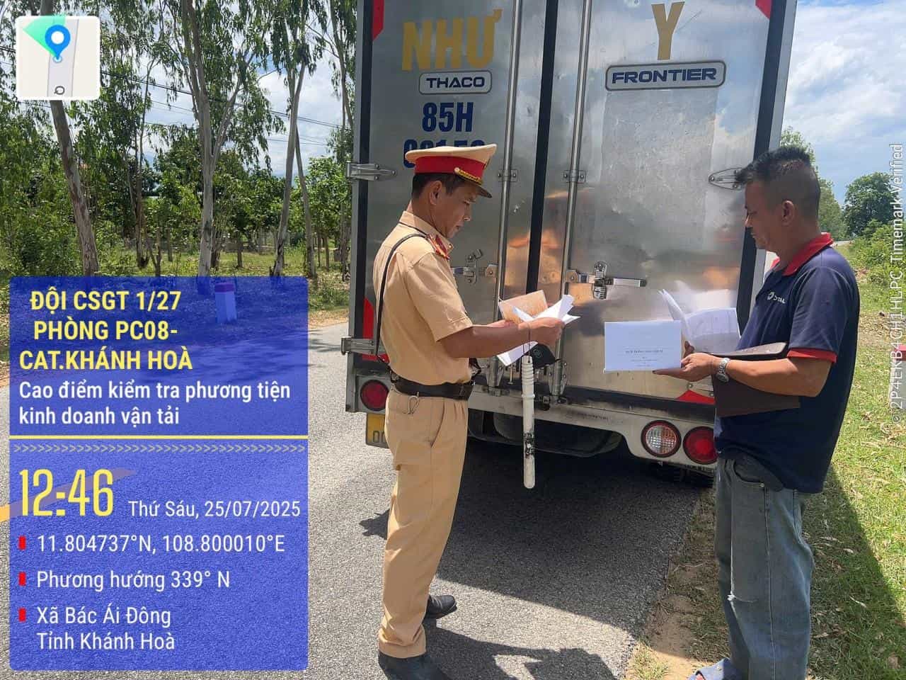 Chien si CSGT kiem tra hoat dong kinh doanh van tai duong bo. Anh: CSGT tinh Khanh Hoa