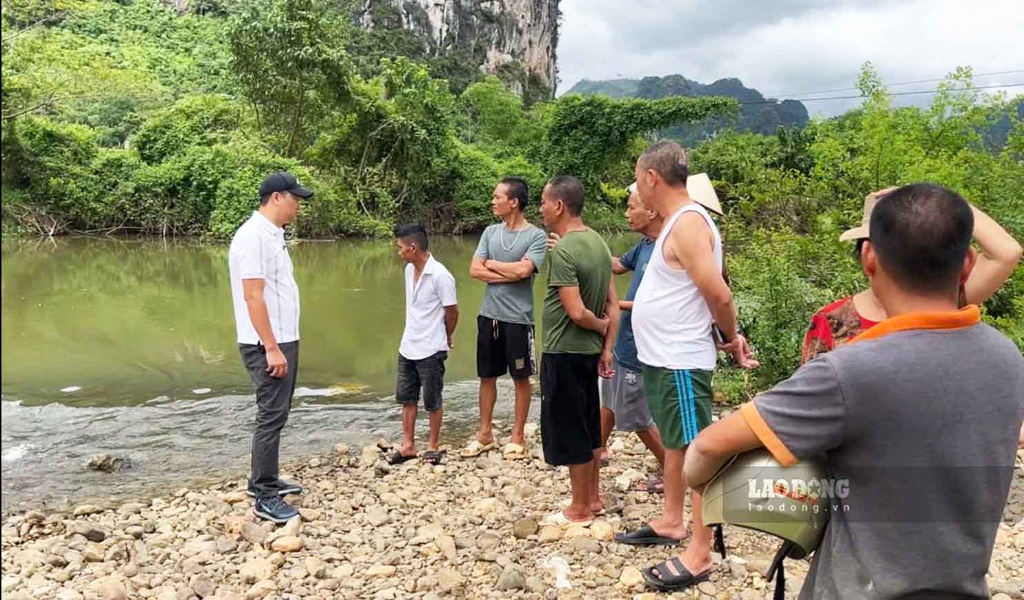 Nhiều người dân xóm Đoàn Kết, xã Dân Tiến tập trung tại bờ sông Rong trao đổi với PV, phản đối việc khai thác cát của Công ty Việt Cường. Ảnh: Lam Thanh.