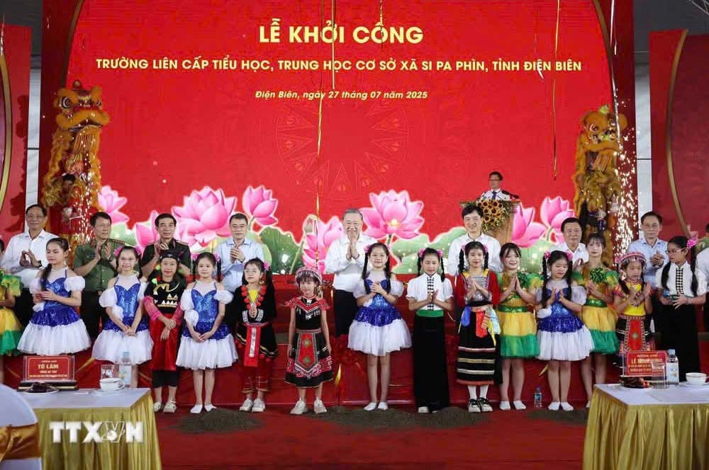 Tong Bi thu To Lam va cac dai bieu chup anh cung cac em hoc sinh vung bien gioi. Anh: TTXVN