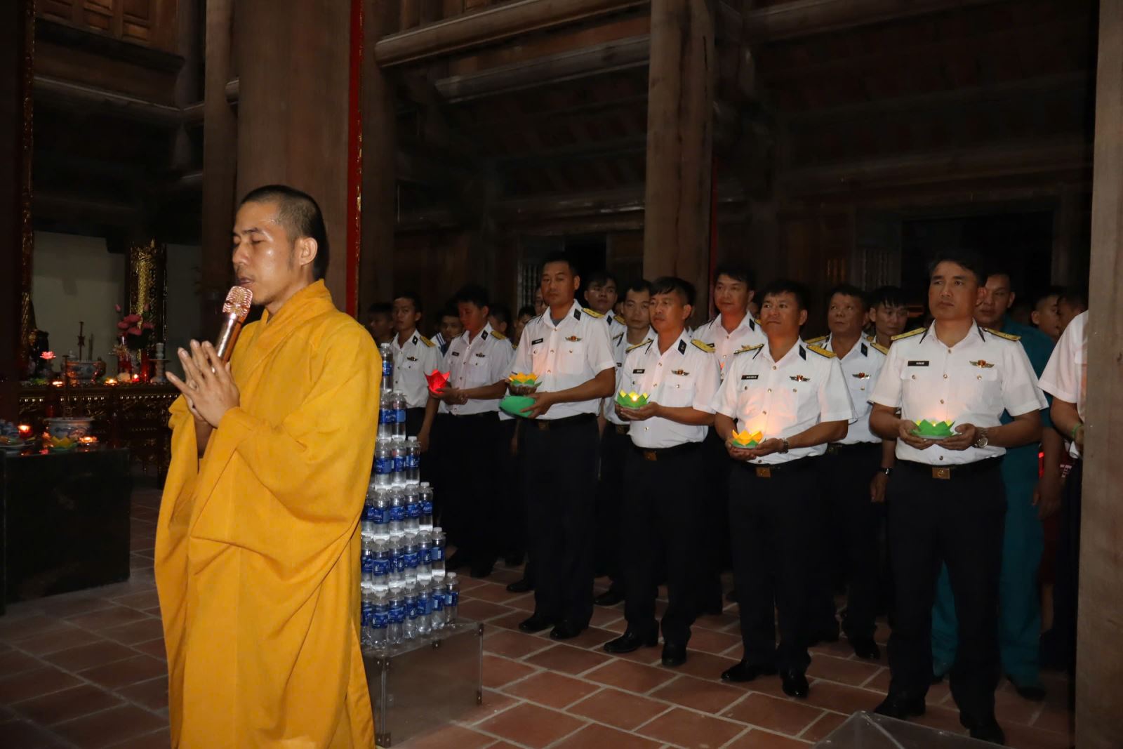 Les cadres les soldats et les habitants de l'île de Da Tay zone speciale de Truong Sa organisent une ceremonie commemorative au temple de Da Tay. Photo : Departement de la marine