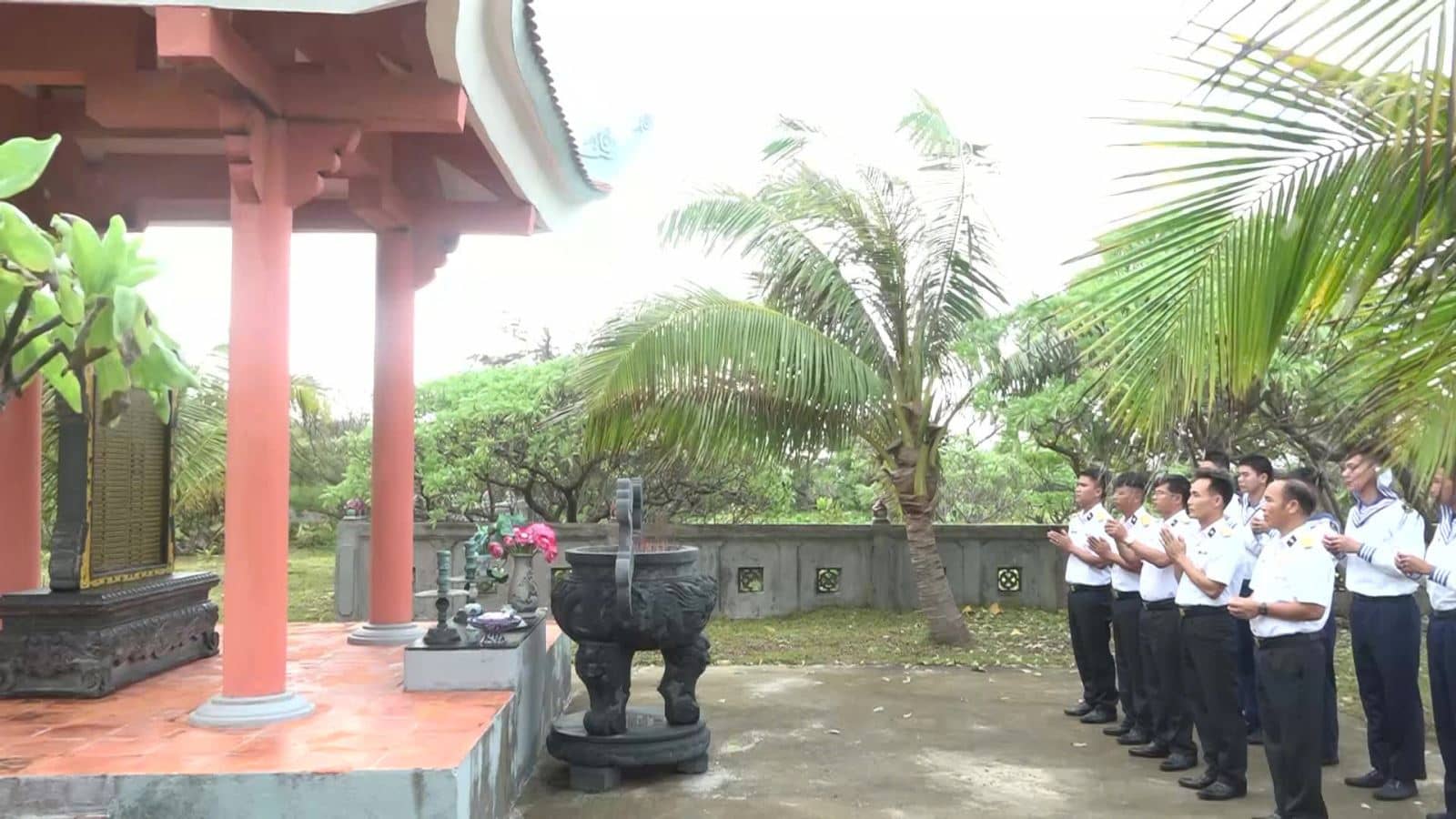 Can bo, chien si va nhan dan dao Song Tu Tay, dac khu Truong Sa to chuc le tuong niem tai bia tuong niem tren dao. Anh: Quan chung Hai quan