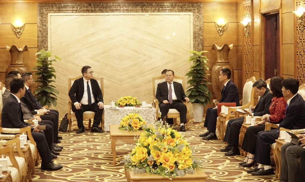 Doan cong tac cua Tap doan Dau tu Quang Tay (Trung Quoc) lam viec voi Bi thu Tinh uy Cao Bang Quan Minh Cuong. Anh: La Nga