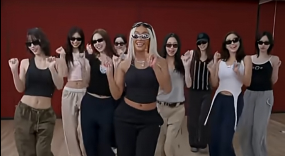 TWICE Group collaborated with rapper Saweetie. Photo: JYP Unit.