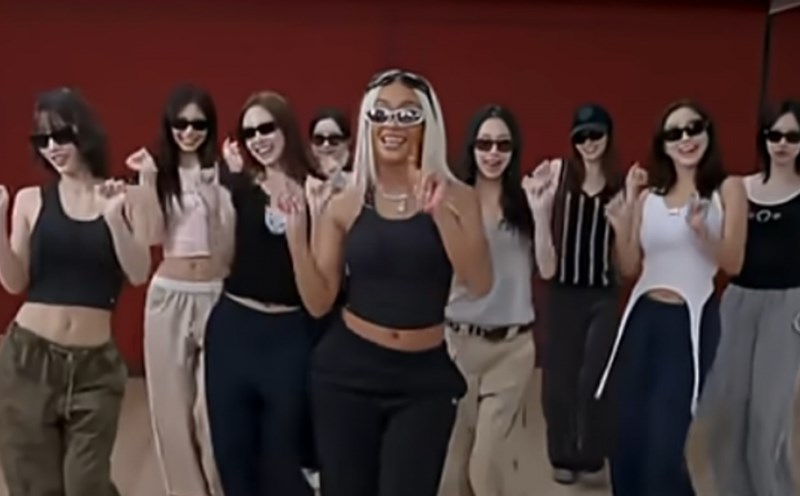 TWICE Group collaborated with rapper Saweetie. Photo: JYP Unit.