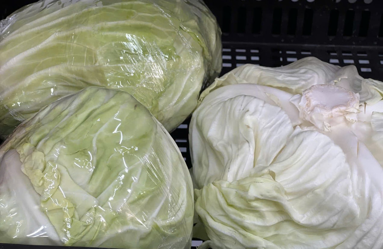 Cabbage is low in potassium, which helps improve kidney function. Photo: Quang Minh.