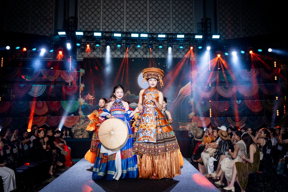 Heritage Station: Em Tay Bac 2 received much attention and response from the Hanoi public. Photo: Organizing Committee