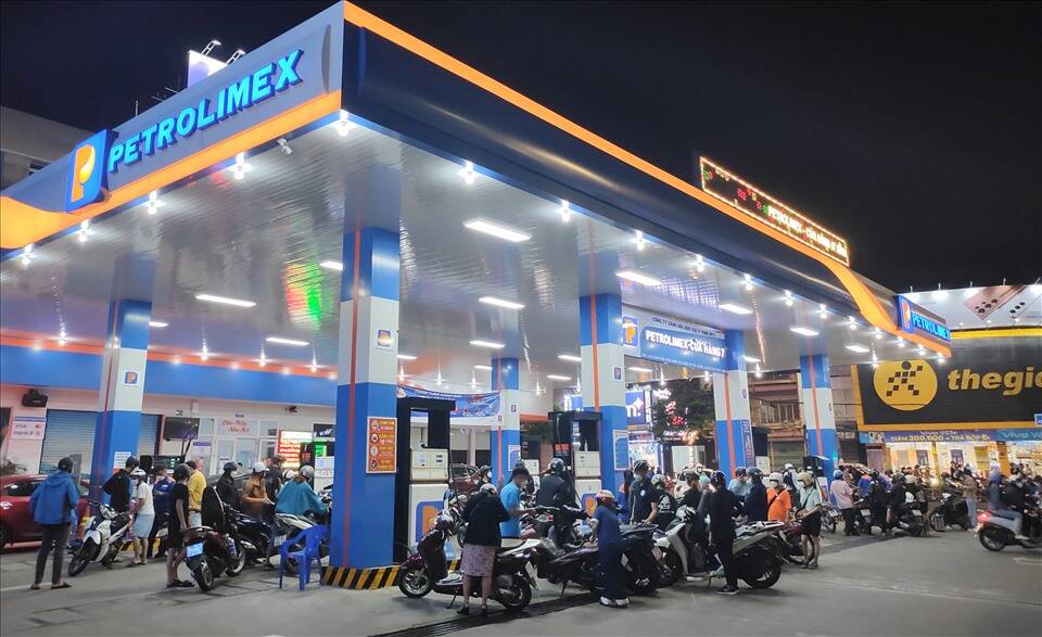 Mot cay xang o TP Da Nang thuong xuyen dong duc. Anh: Thu Giang