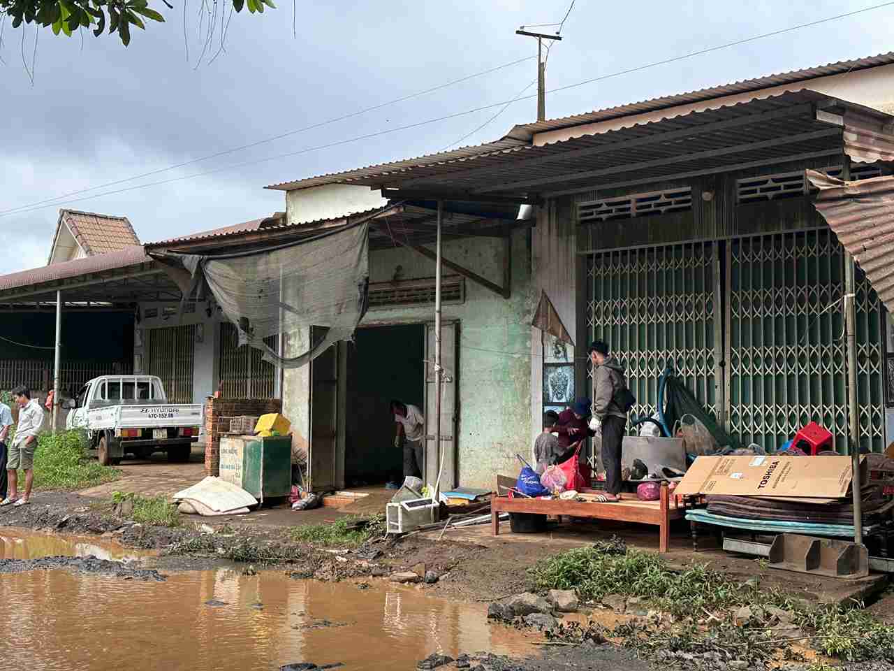 Certains menages ont demoli leurs maisons et restitue le terrain propre pour que l'investisseur puisse continuer a mettre en œuvre le projet de route Ho Chi Minh sur la section de contournement de Dong Buon Ma Thuot. Photo : Bao Trung
