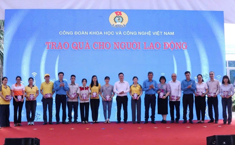Leaders of the Vietnam General Confederation of Labor and the Vietnam Science and Technology Trade Union presented gifts to workers and laborers on the occasion of Workers' Month 2025. Photo: Quynh Chi