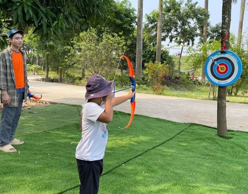 Teaching children to learn archery will help practice many necessary skills. Photo: Mai Lan
