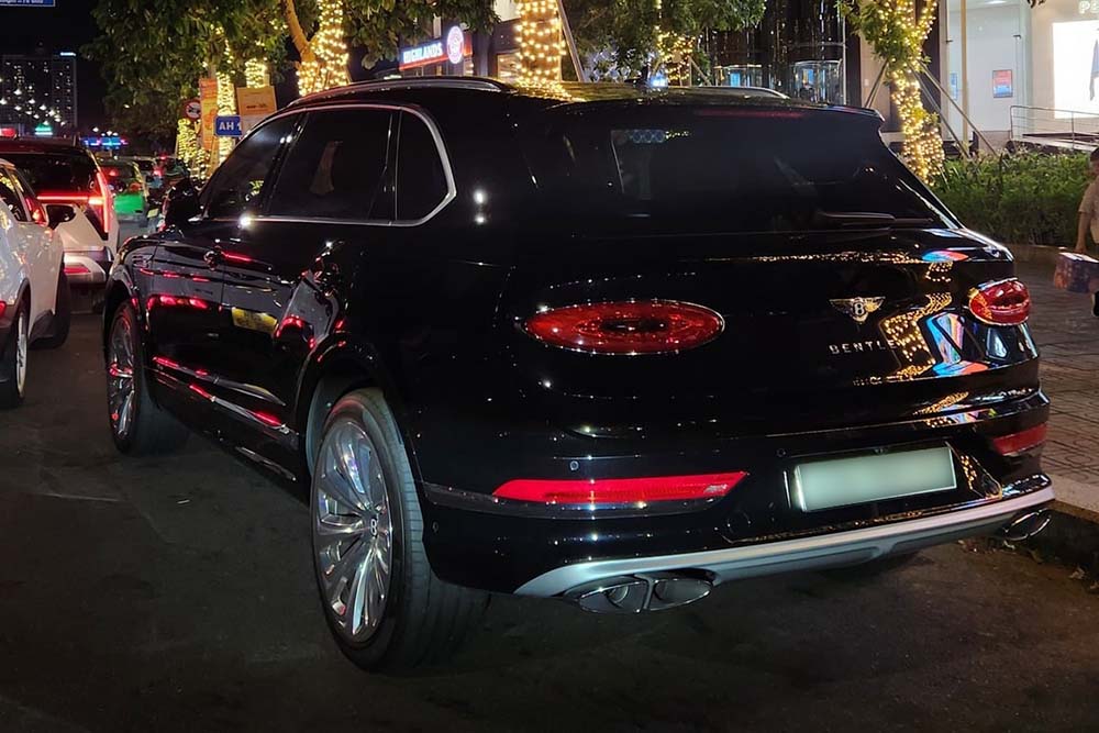 El Bentley Bentayga V8 con matricula subastada por mas de 3.000 millones de VND aparece en las calles de Da Nang. Foto: Mai Xuan Tai