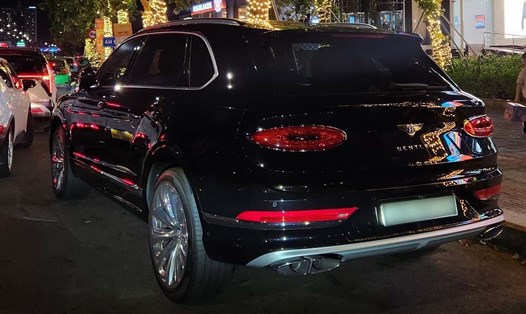 Chiếc Bentley Bentayga V8 gắn biển số đấu giá hơn 3,2 tỉ đồng xuất hiện trên đường phố Đà Nẵng. Ảnh: Mai Xuân Tài
