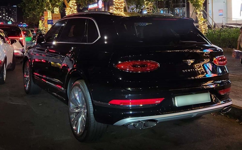 The Bentley Bentayga V8 with an auction license plate of more than 3.2 billion VND appeared on the streets of Da Nang. Photo: Mai Xuan Tai