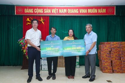 Petrovietnam 부총괄 이사인 Do Chi Thanh 씨(오른쪽 맨 끝)와 Nguyen Manh Kha 씨(왼쪽 맨 끝) - 베트남 노동총연맹 집행위원회 위원 Petrovietnam 노동조합 상임 부위원장이 응에안성에 지원금을 전달하고 있습니다. 사진: Trung Son