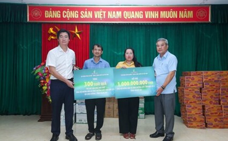 Mr. Do Chi Thanh, Deputy General Director of Petrovietnam (far right) and Mr. Nguyen Manh Kha (far left) - Member of the Executive Committee of the Vietnam General Confederation of Labor, Permanent Vice President of the Petrovietnam Trade Union presented support to Nghe An province. Photo: Trung Son