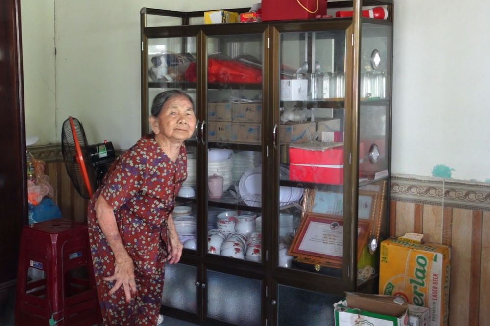 The fire of memories in the house of Vietnamese Heroic Mother Tran Thi Lieu. Photo: Tran Thi