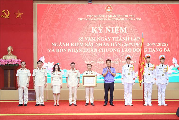 In addition to the court appointing the positions and litigation industry, the Hanoi People's Procuracy last week was honored to receive the Third Class Labor Medal. Photo: Supreme People's Procuracy
