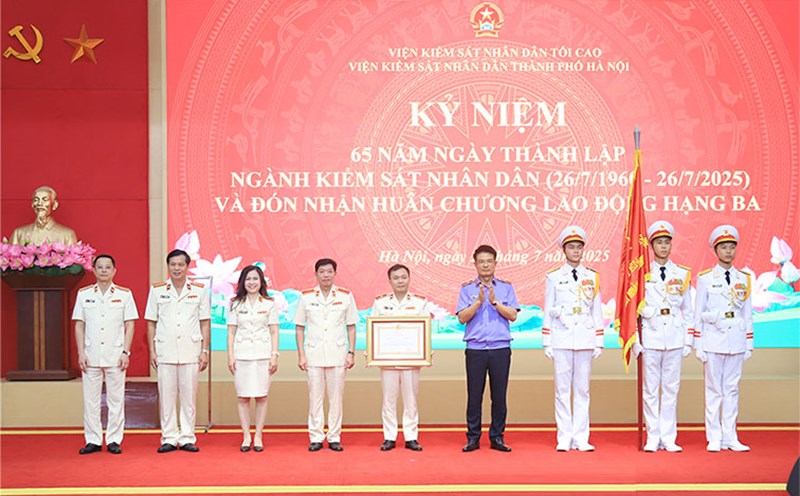 In addition to the court appointing the positions and litigation industry, the Hanoi People's Procuracy last week was honored to receive the Third Class Labor Medal. Photo: Supreme People's Procuracy