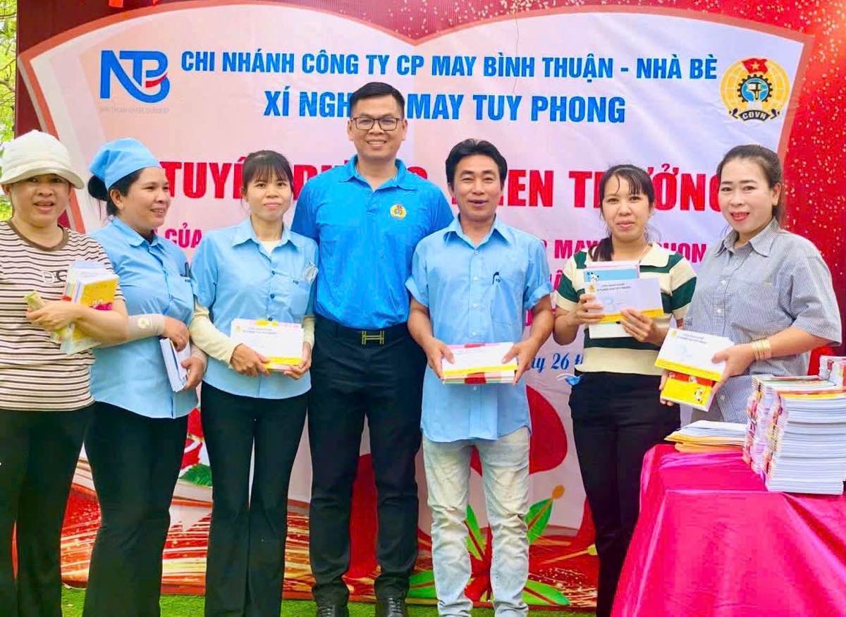 Doan vien cong doan thay mat con nhan nhung phan qua khen thuong hoc sinh gioi tu cong doan co so. Anh: CDCS