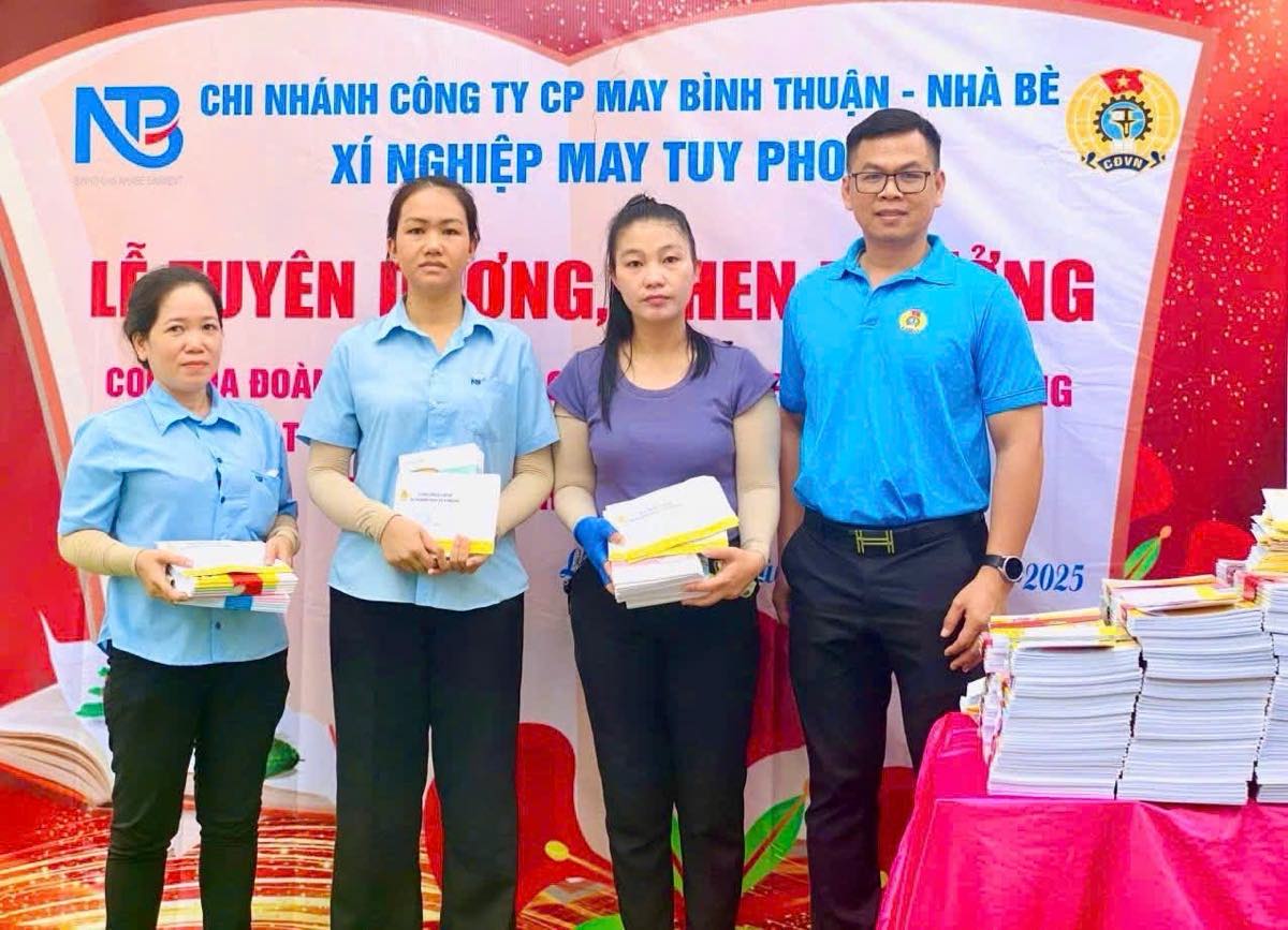 Phan qua gom tap vo va tien khen thuong. Anh: CDCS