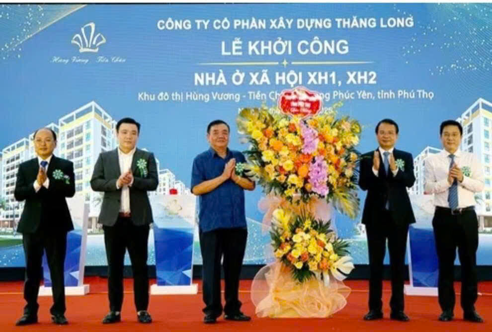 Lanh dao tinh Phu Tho tang hoa chuc mung Cong ty Co phan Xay dung Thang Long. Anh: Van Cuong
