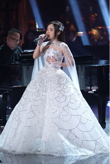 Phuong My Chi trong tiet muc “Lac troi“. Anh: Cat tu video