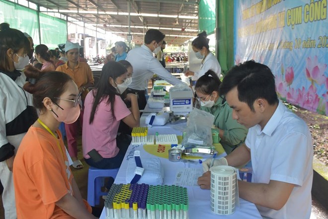 Cong nhan lao dong trong cum cong nghiep Tan An (tinh Dak Lak) duoc kham suc khoe, cap thuoc mien phi. Anh: Bao Trung