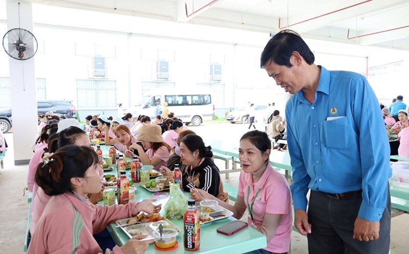 Dak Lak 지방 노동 연맹 회장 Le Van Thanh 씨가 Hoa Phu 산업 단지에서 조합원과 노동자들의 삶을 방문하고 있습니다. 사진: Bao Trung