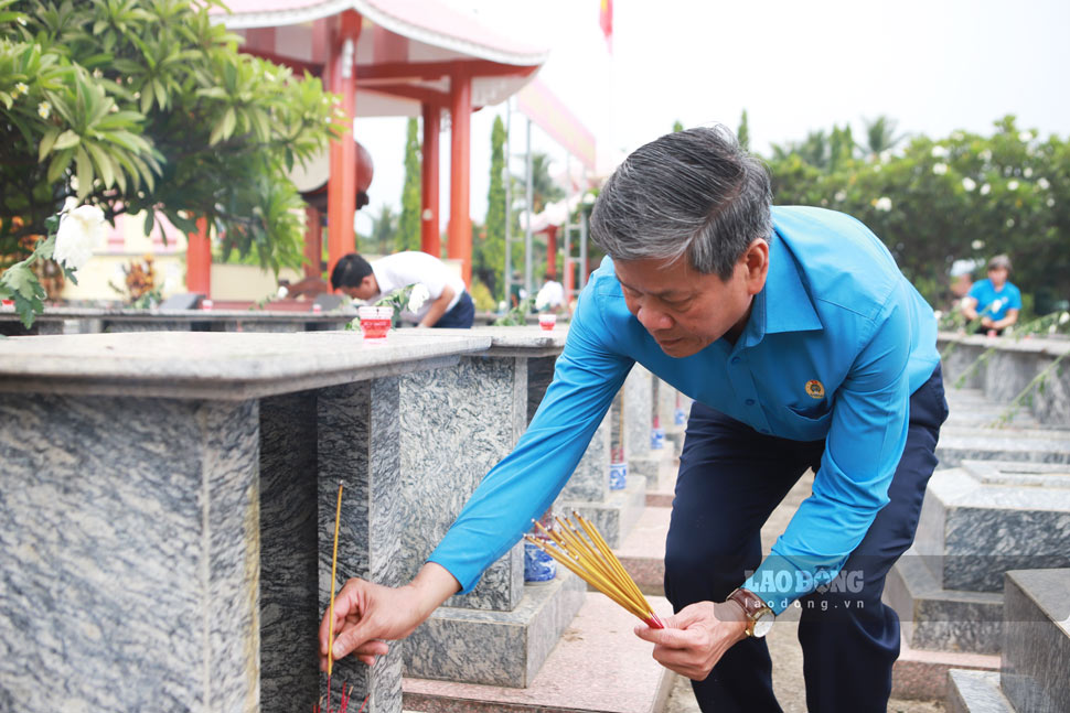 Hinh anh dang huong tuong nho cac liet si