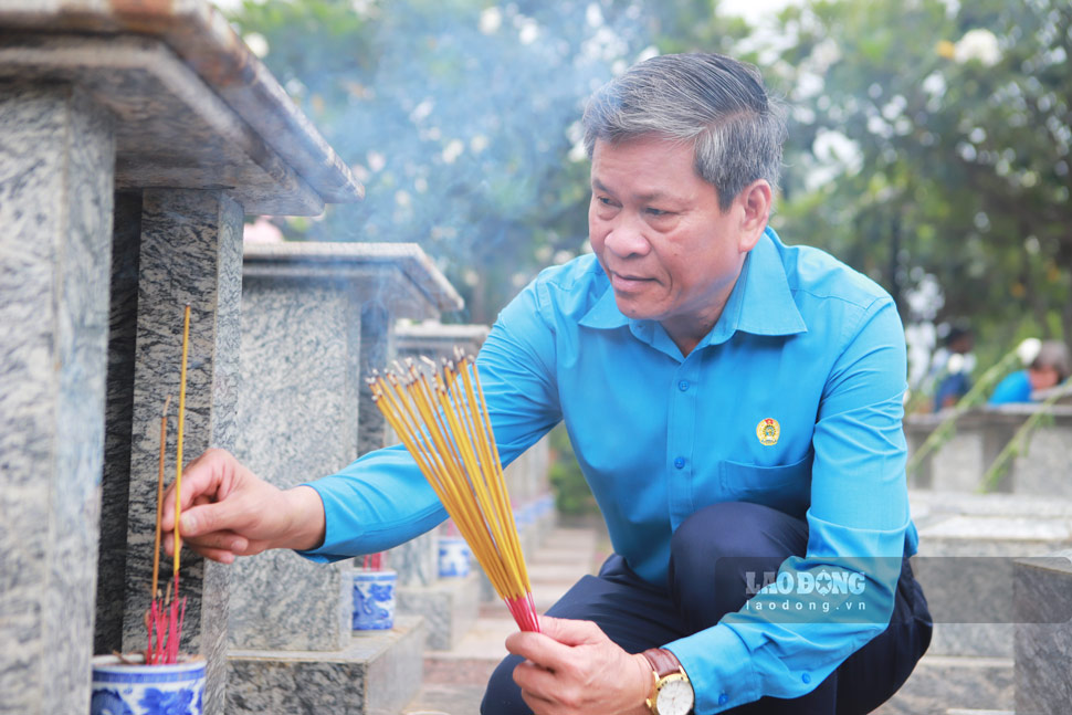 Le vice-president de la Confederation generale du travail du Vietnam Huynh Thanh Xuan offre de l'encens et rend hommage aux heros et martyrs de la province de Gia Lai. Photo : Hoai Phuong