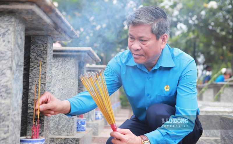 Vice President of the Vietnam General Confederation of Labor Huynh Thanh Xuan offered incense and expressed gratitude to the heroes and martyrs in Gia Lai province. Photo: Hoai Phuong
