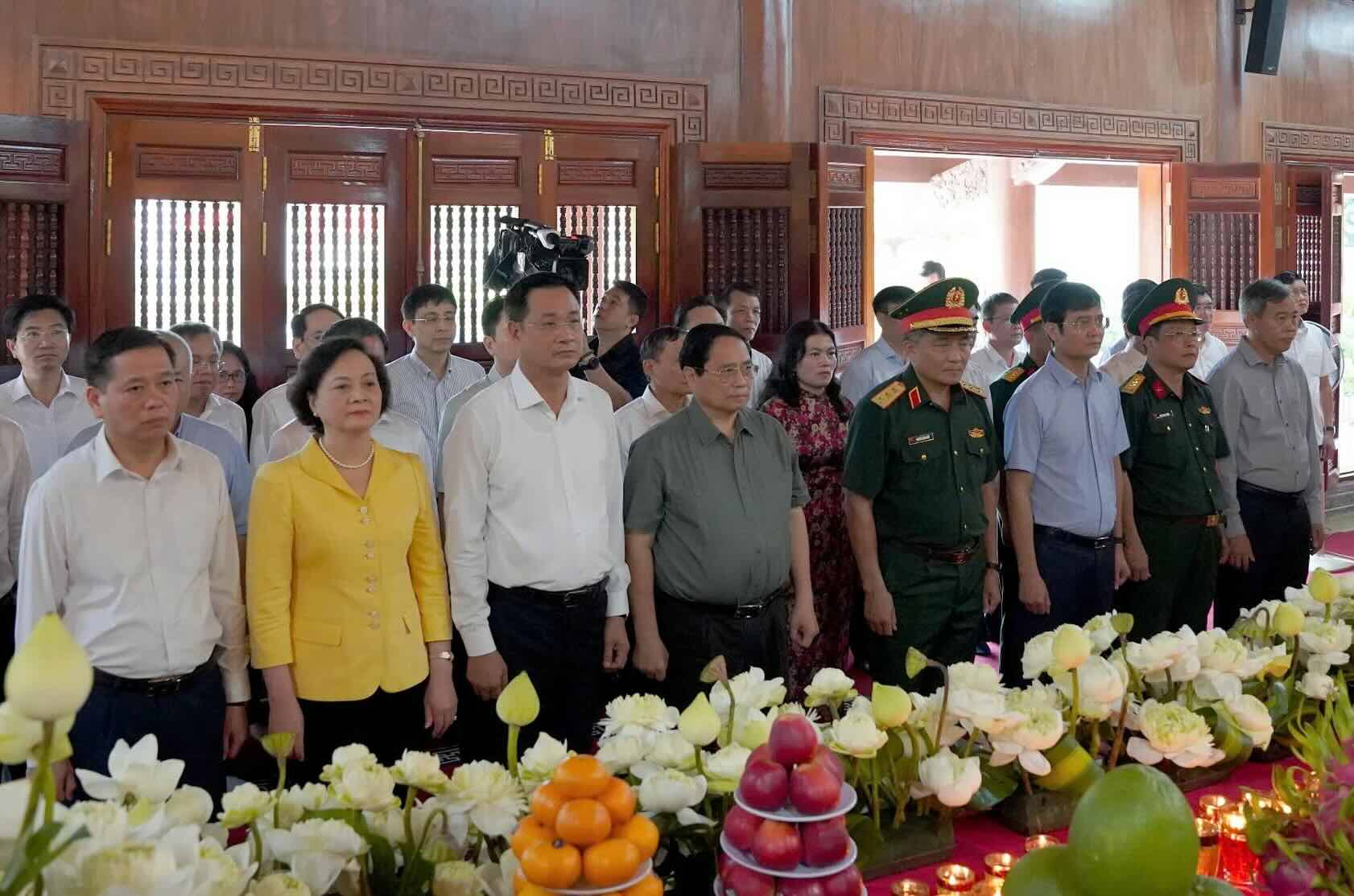 Prime Minister Pham Minh Chinh offered incense to commemorate Uncle Ho and the heroic martyrs. Photo: Hai Phuong