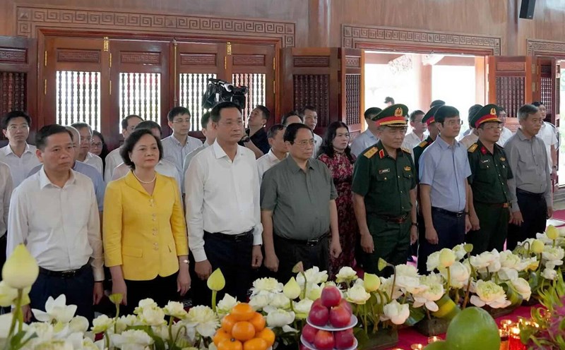 Prime Minister Pham Minh Chinh offered incense to commemorate Uncle Ho and the heroic martyrs. Photo: Hai Phuong
