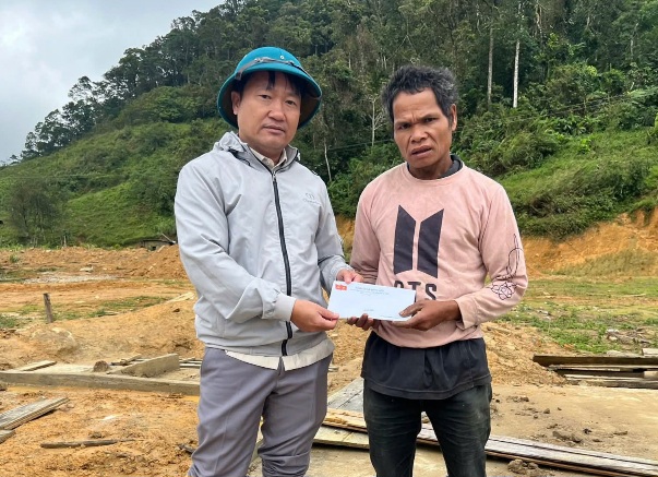 Lanh dao dia phuong ho tro kinh phi ban dau cho nguoi dan bi thiet hai do giong loc bat ngo. Anh: DVCC