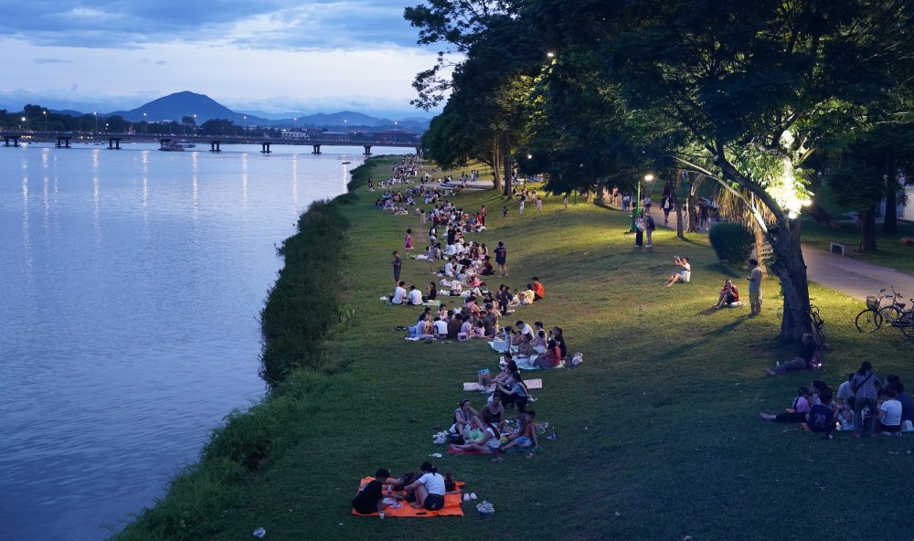 <div>낭만적인 향기로운 흐름 옆에서 경치를 감상하는 사람들. 사진: Nguyen Luan</div>