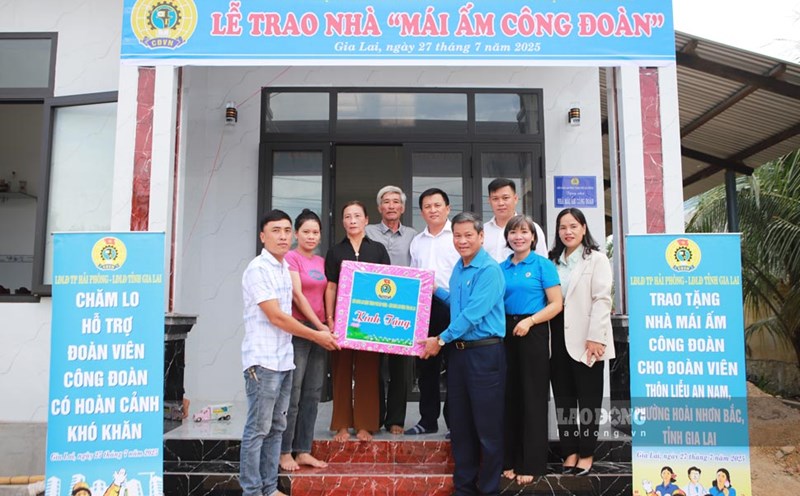 Vice President of the Vietnam General Confederation of Labor Huynh Thanh Xuan presented the Trade Union Shelter to the family of Mr. Ngo Xuan Hong (Hoai Nhon Bac Ward, Gia Lai). Photo: Hoai Phuong