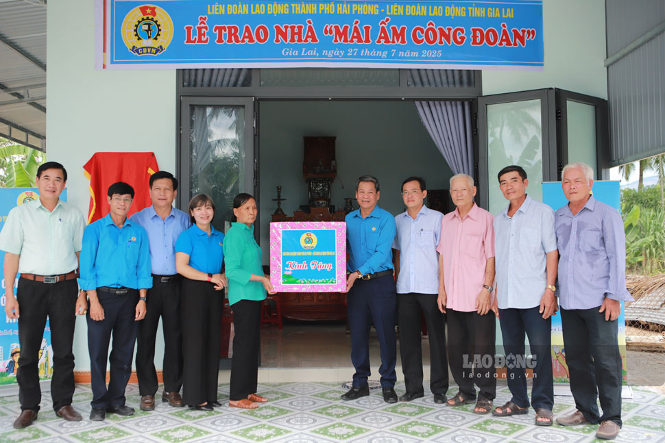 Pho Chu tich Tong LDLD Viet Nam trao Nha mai am Cong doan